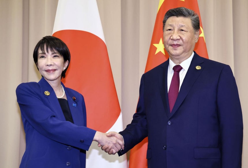 昨年10月31日、慶州（キョンジュ）で中日首脳会談の前に握手する習近平主席と高市首相 ［聯合ニュース］