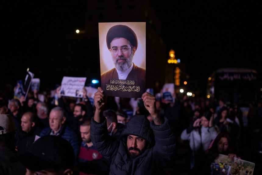 レバノン・ベイルートで開かれた集会に出席した男性がイランの新しい最高指導者モジタバ・ハメネイ師（Mojtaba Khamenei）の写真を掲げている。 ロイター＝聯合ニュース