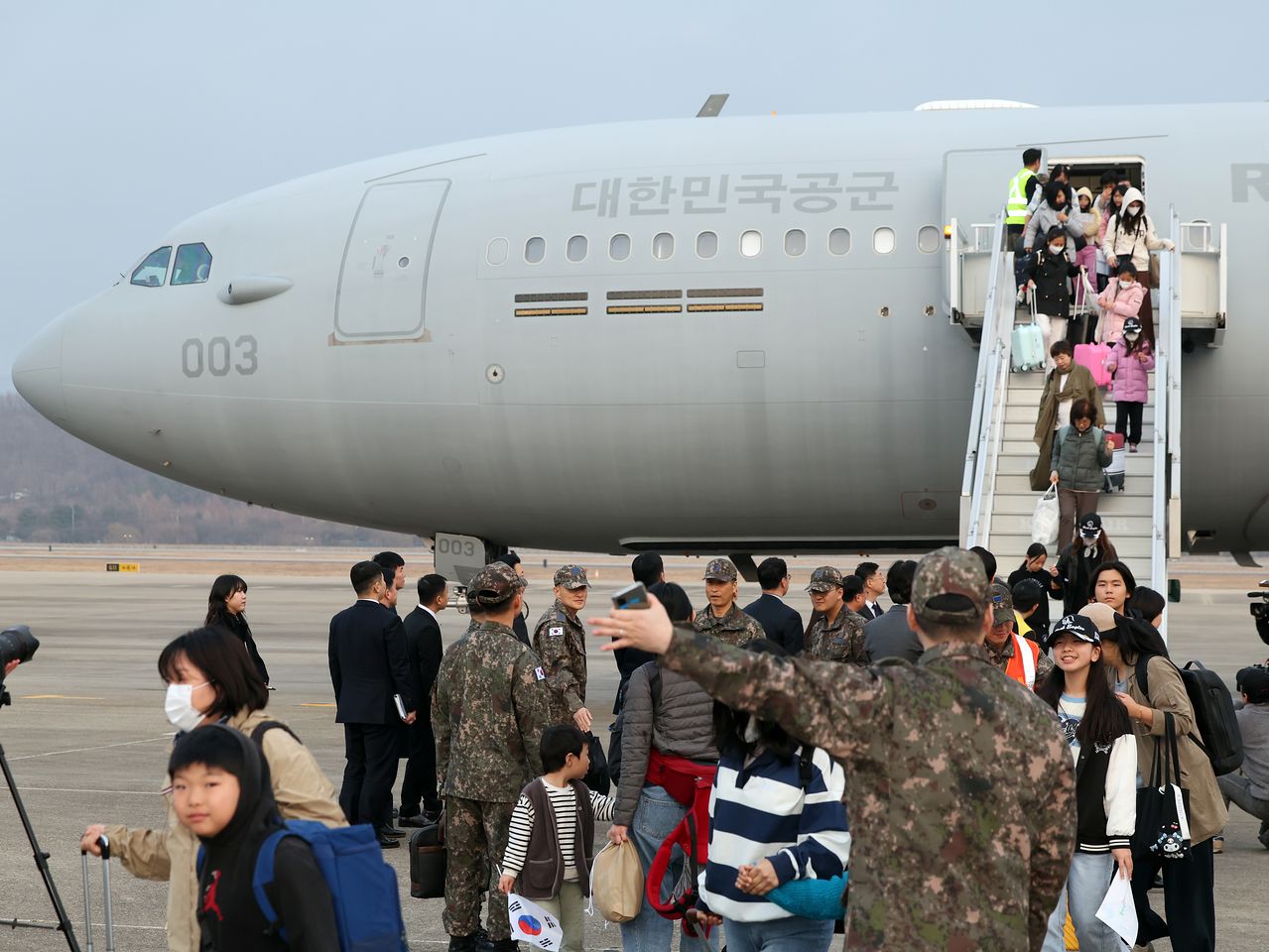 15日午後、京畿道城南市（キョンギド・ソンナムシ）のソウル空港で、中東情勢の悪化により空軍の多目的空中輸送機KC－330「シグナス」に乗って帰国した現地滞在韓国人が移動している様子。聯合ニュース