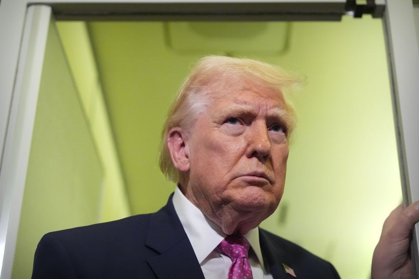 29日（現地時間）、ドナルド・トランプ大統領がフロリダ州ウエストパームビーチからメリーランド州アンドルーズ統合基地へ向かうエアフォース・ワンの機内で記者団と話している。AP＝聯合ニュース