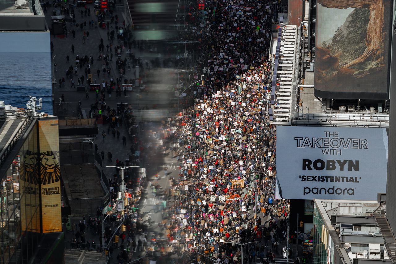   数千人のデモ隊が占拠したニューヨークのタイムズスクエア。［EPA＝聯合ニュース］