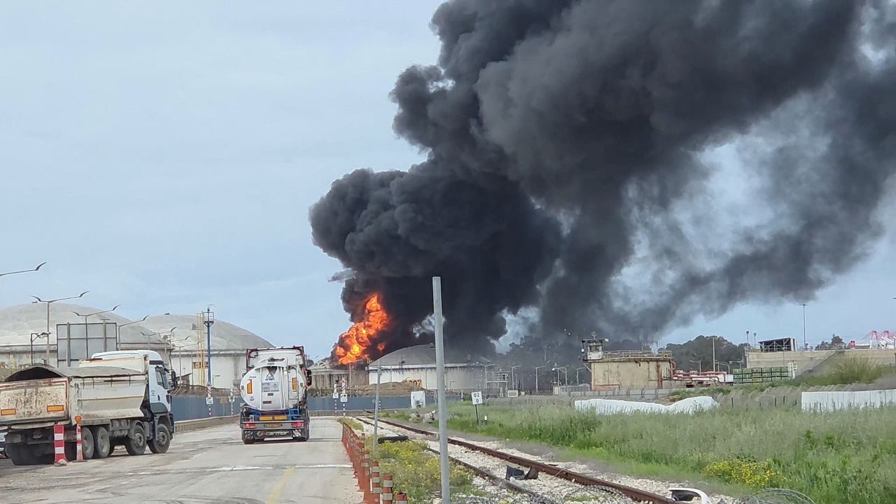   イランのミサイル攻撃を受けたイスラエルの製油所で火柱が上がっている。ロイター＝聯合ニュース