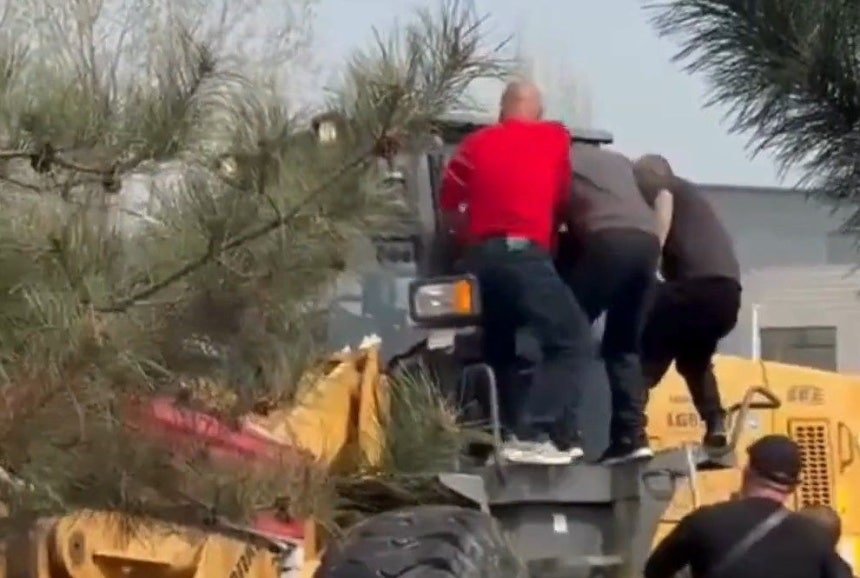 29日、北京郊外の伝統市場に乱入したブルドーザーの様子。［写真 大紀元 エポックタイムズ キャプチャー］