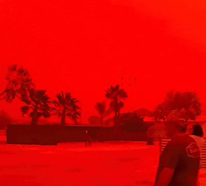   赤い色に染まったオーストラリアの空。［写真 シャークベイ・キャラバン・パークのフェイスブック キャプチャー］