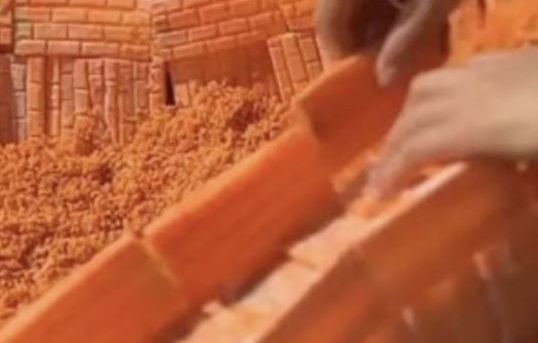  歯でニンジンをかじって制作した「万里の長城」彫刻品 ［写真 sns］