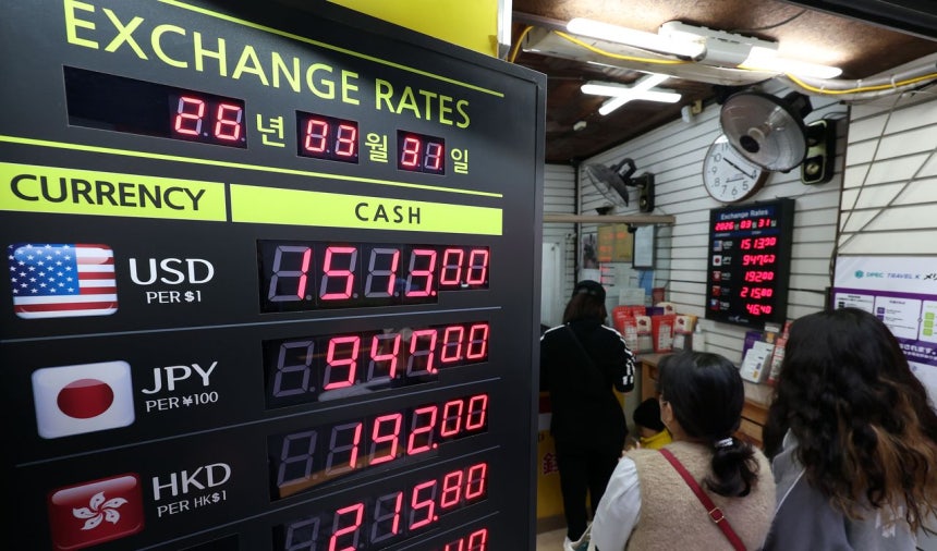 31日、ソウル中区明洞（チュング・ミョンドン）の両替所で、外国人観光客が両替をしている。ニュース1