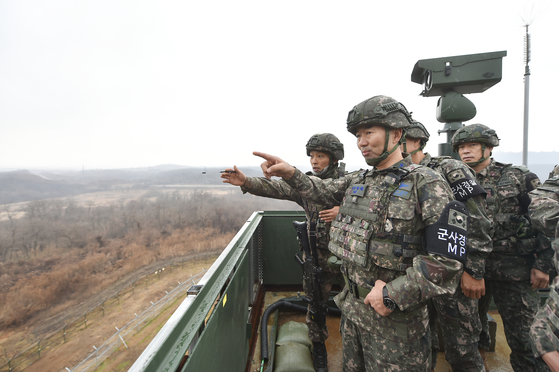 昨年11月27日、陳永承（チン・ヨンスン）合同参謀議長が陸軍第1師団の監視哨所（GP）を訪問し、対応態勢を点検している。 ［写真 合同参謀本部］