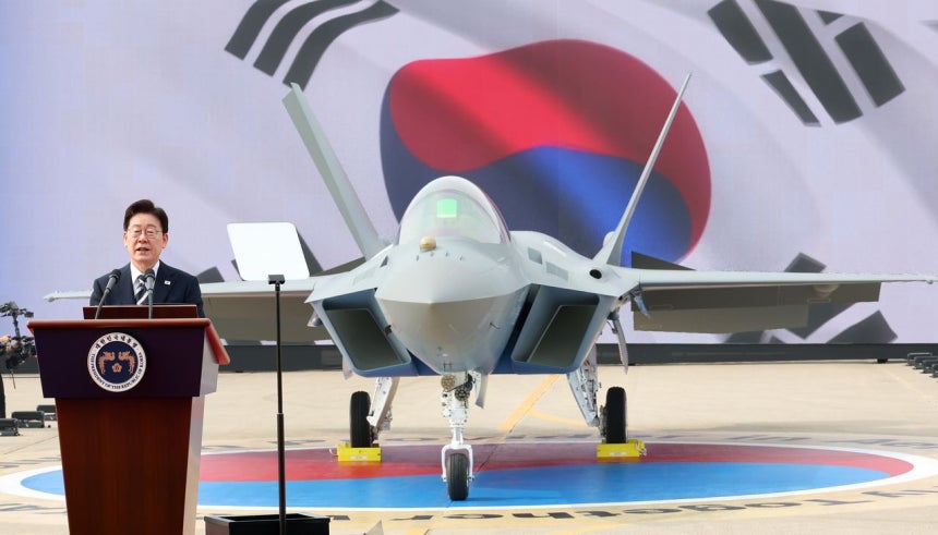 李在明（イ・ジェミョン）大統領が25日、泗川市のKAI（韓国航空宇宙）で開催されたKF－21量産1号機出庫式で激励の言葉を述べている。 ［青瓦台写真記者団］