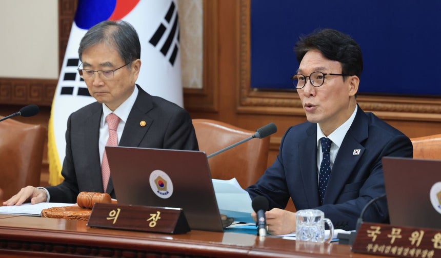 30日、ソウル鍾路区（チョンノグ）政府ソウル庁舎で開かれた臨時国務会議で冒頭発言をする金民錫（キム・ミンソク）首相（右） ［ニュース1］