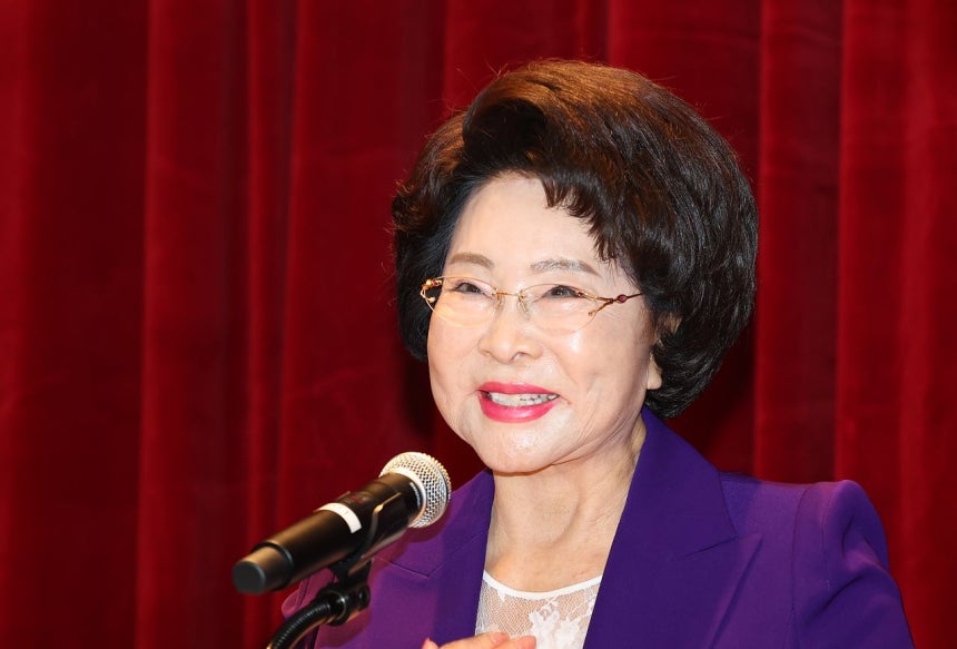 李吉女（イ・ギルヨ）嘉泉吉財団会長が25日、仁川南洞区の嘉泉大学吉病院がんセンターで開かれた「嘉泉李吉女道」名誉道路名指定記念除幕式であいさつしている。 ［聯合ニュース］