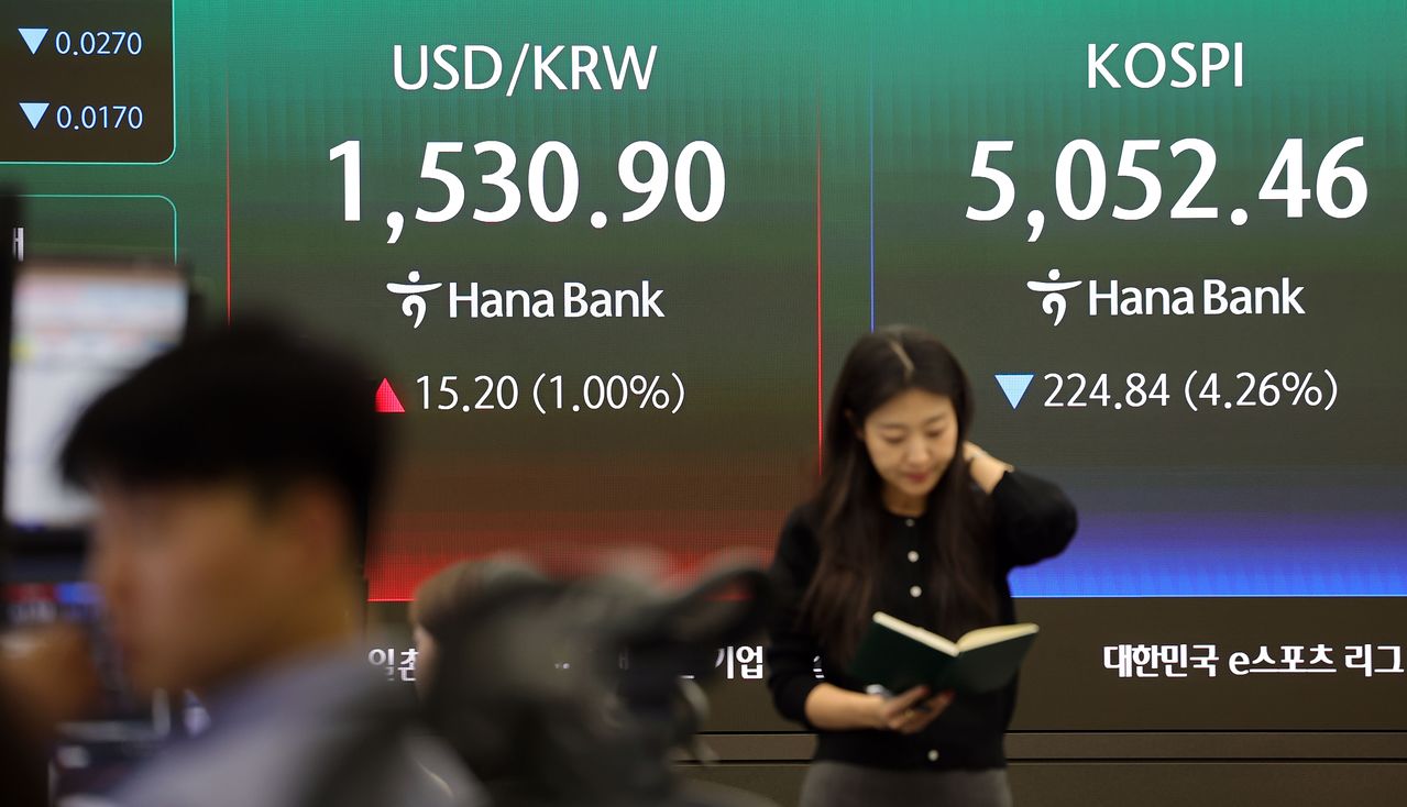 3月31日午後、ソウル中区（チュング）のハナ銀行本店ディーリングルームに、対ドルのウォン為替レートとKOSPIの終値が表示されている。カン・ジョンヒョン記者