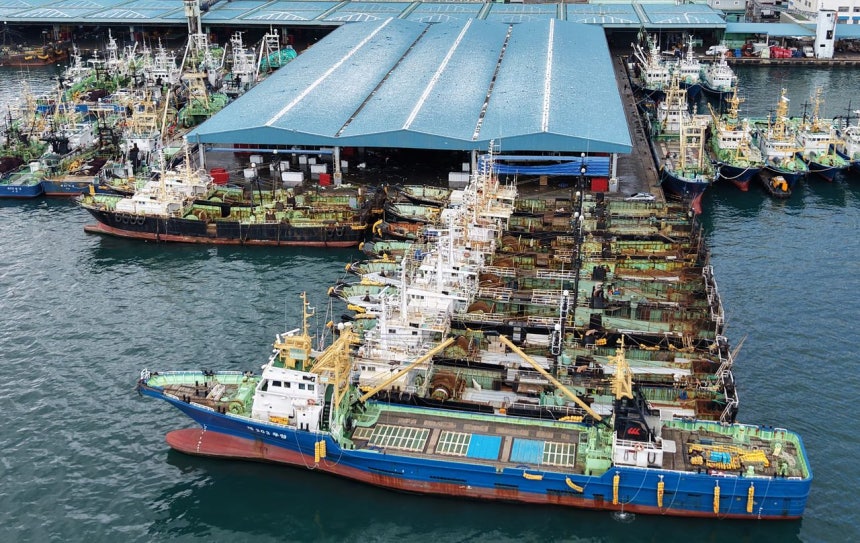 中東戦争が1カ月を超えて、産業界全般で「恐怖の4月」が現実味を帯びている。食品・航空・物流・自動車・家具・ビューティーなど業界全般に危機が拡散している。原油高の影響で3月31日、操業を中断したまま釜山西区（プサン・ソグ）の共同魚市場の埠頭に停泊している底びき網漁の漁船。ソン・ボングン客員記者