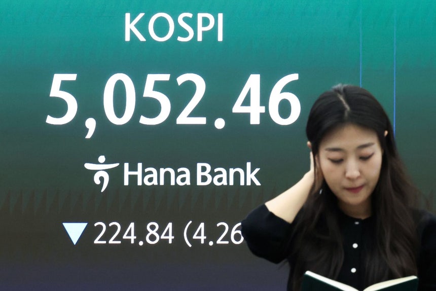 中東の緊張が続く3月31日、ソウル中区（チュング）のハナ銀行ディーリングルームに証券市場の市況が表示されている。ニュース1