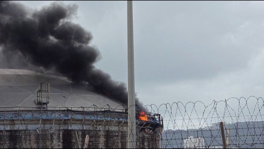 3月30日（現地時間）、イスラエル・ハイファの製油施設がイランの攻撃を受け、火災が発生した様子。ロイター＝聯合ニュース