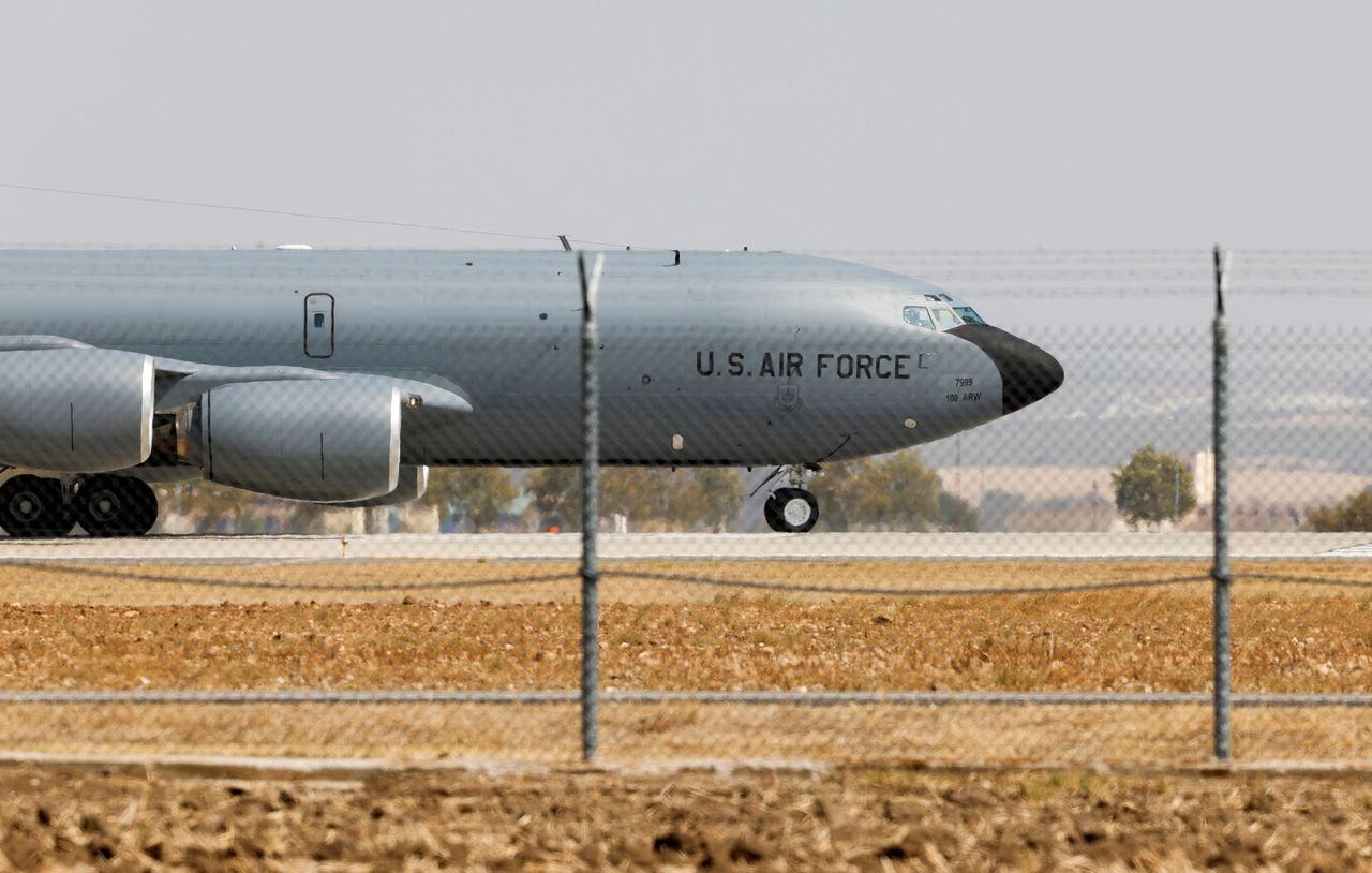   スペイン南部の空軍基地から離陸する米空軍の空中給油機。ロイター＝聯合ニュース