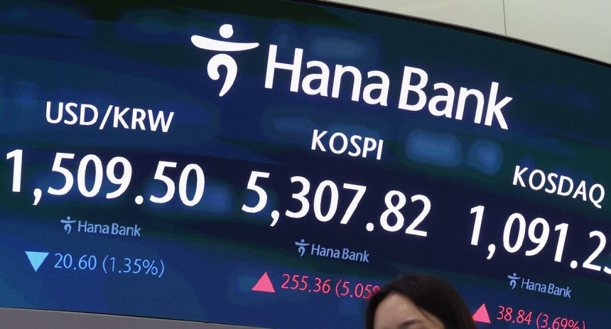 KOSPI（韓国総合株価指数）が5％以上上昇し、取引開始直後に買いサイドカーが発動された4月1日午前、ソウル中区（チュング）のハナ銀行ディーリングルームの電光掲示板にKOSPI市況が表示されている。ニュース1