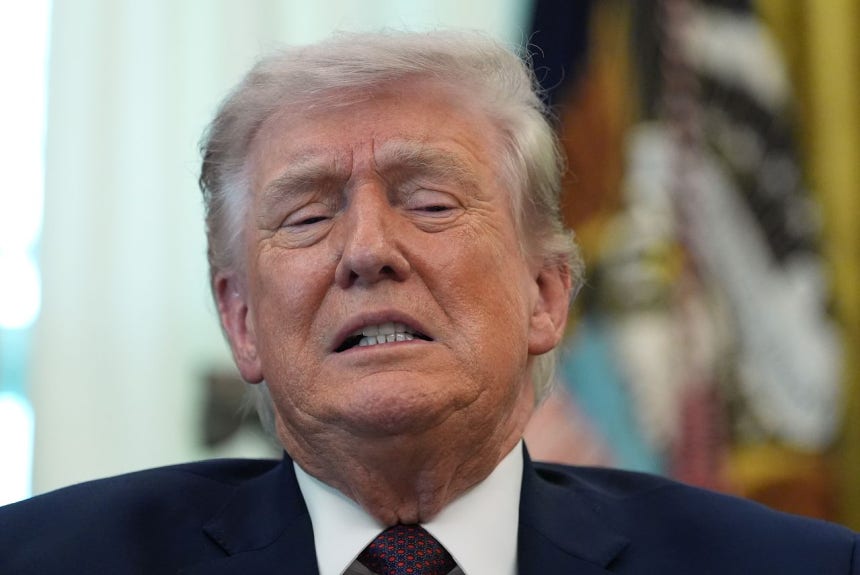 先月31日（現地時間）、ホワイトハウスで行われた行政命令署名式で、ドナルド・トランプ米国大統領が記者団の質問に答えている途中で難しい表情を見せている。AP＝聯合ニュース