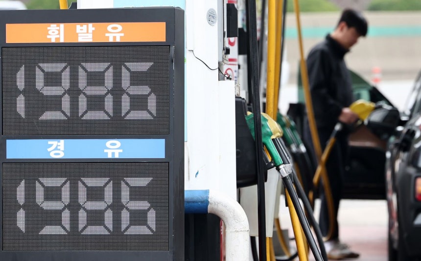 韓国のガソリンスタンドで、ガソリンと軽油の価格を知らせる案内板。