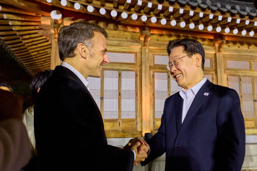 李在明大統領とエマニュエル・マクロン仏大統領が2日、青瓦台で開かれた親交晩餐で握手している。写真＝青瓦台