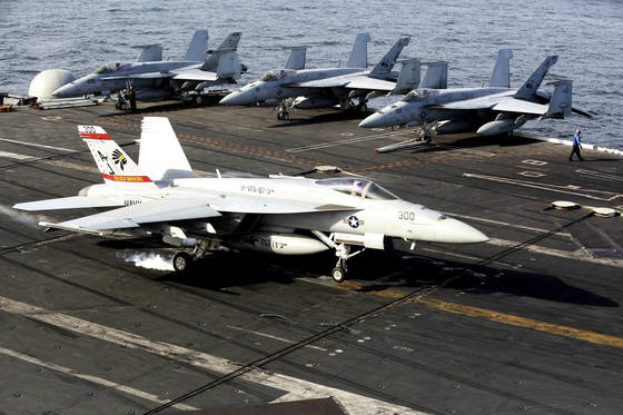 米海軍空母「ジョージ・H・W・ブッシュ」の甲板に着艦するF－18戦闘機 ［AP＝聯合ニュース］