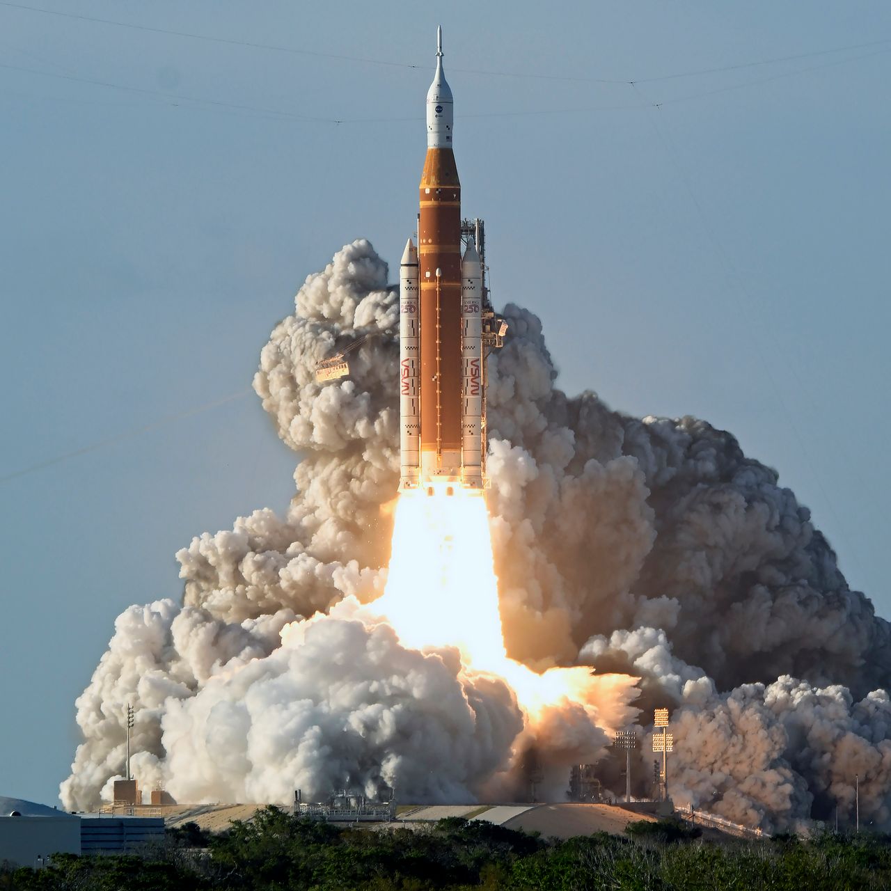 1日午後6時35分（現地時間）、米国フロリダ州のケネディ宇宙センターから、アルテミス2号が火炎を吹き出しながら離陸している。UPI＝聯合ニュース