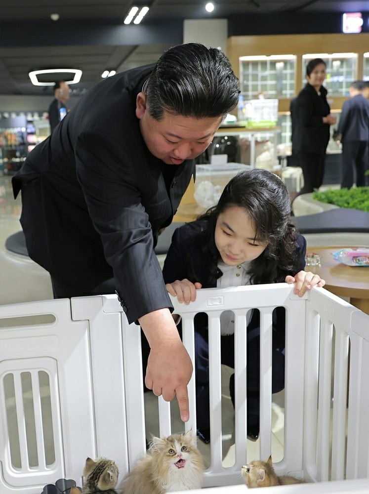 猫を見ている金正恩委員長父娘。［ニュース1］