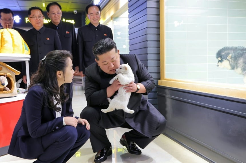   犬を抱く金正恩国務委員長。［ニュース1］