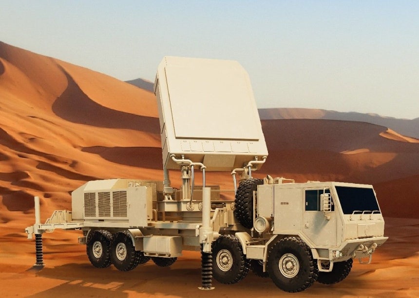 ハンファシステムが開発した「天弓2多機能レーダー（MFR）」輸出型モデル。航空機・弾道弾などから地上を防御するための中距離地対空誘導武器体系の核心装備で、2022年にUAE、2024年にサウジアラビア、2025年にイラクに輸出された。 ［写真 ハンファシステム］