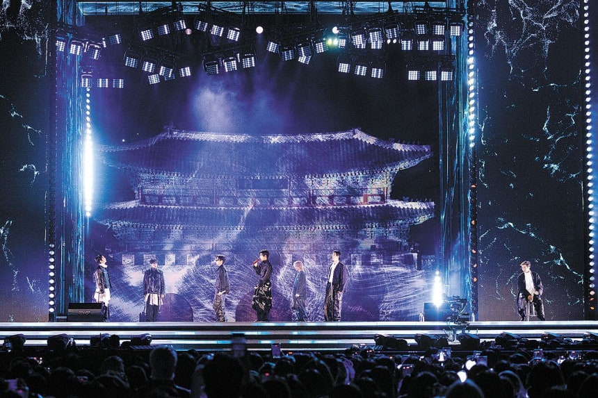 グループBTS（防弾少年団）が先月21日、ソウル光化門（クァンファムン）広場で『BTSカムバックライブ：ARIRANG（アリラン）』発売記念のカムバック公演を行っている。［ニュース1］