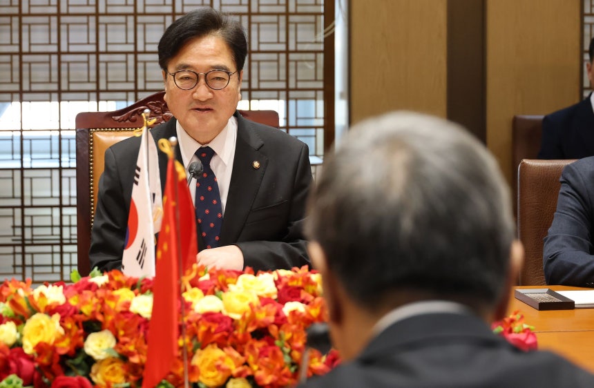 2日、国会で韓国の禹元植（ウ・ウォンシク）国会議長が楊暁超氏ら中韓友好小組（中韓議員連盟に相当）訪韓団と接見している。聯合ニュース