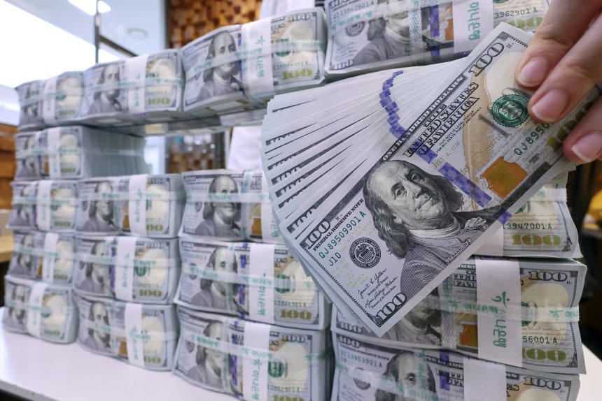 ソウル中区（チュング）のハナ銀行偽変造対応センターで、職員が100ドル札を確認している。ニュース1