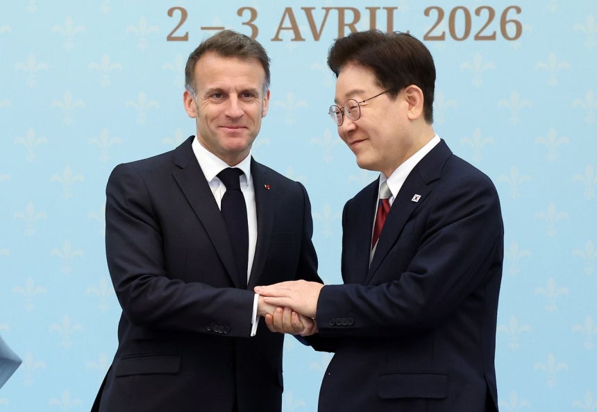 李在明（イ・ジェミョン）大統領とマクロン大統領が3日、青瓦台で共同記者発表後に握手している。 ［聯合ニュース］