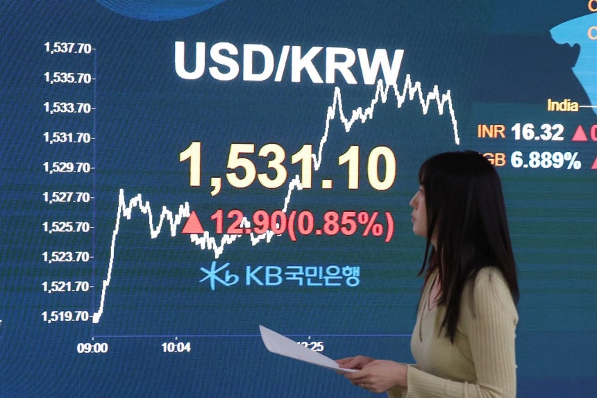 ウォン安ドル高で為替レートが17年ぶりに取引場で1ドル＝1530ウォンを超えた先月31日、ソウル汝矣島（ヨイド）のkb国民銀行ディーリングルーム ［ニューシス］
