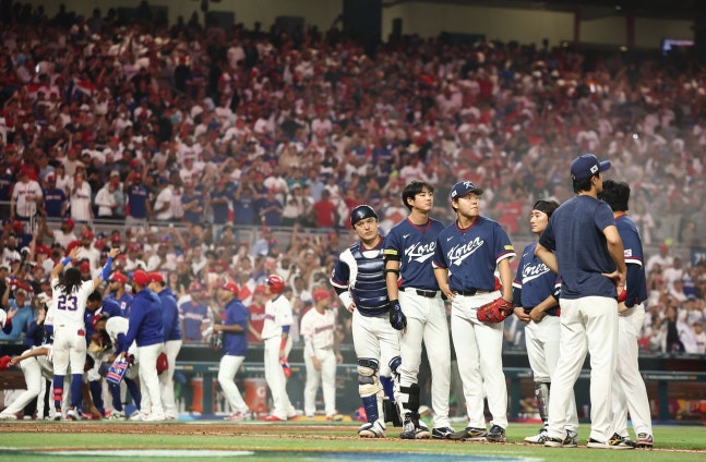 先月14日、WBC準々決勝でドミニカ共和国に0－10で7回コールド負けを喫した韓国の選手たち ［聯合ニュース］