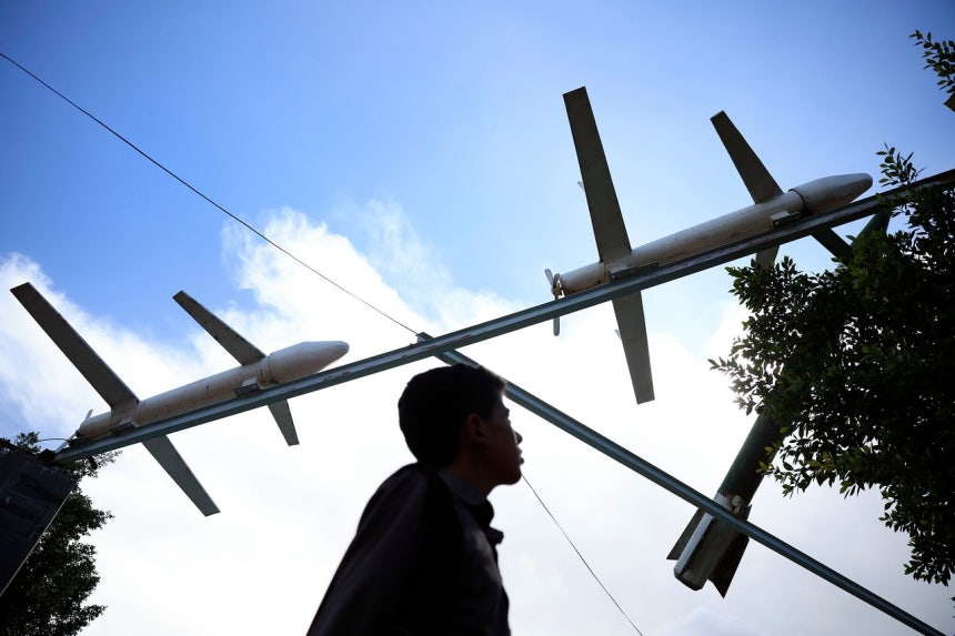 2日にイエメンの首都サナアの広場にフーシ派が展示した偽ミサイルとドローン。［写真 EPA＝聯合ニュース］