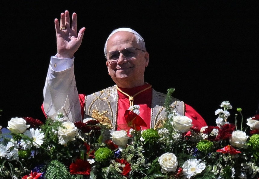 5日（現地時間）、バチカン・サンピエトロ広場で復活祭のミサを執り行った後、信者に手を振る教皇レオ14世。EPA＝聯合ニュース