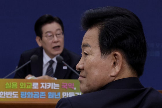 昨年12月19日、政府ソウル庁舎別館で開かれた外交部（在外同胞庁）・統一部業務報告に出席した鄭東泳（チョン・ドンヨン）統一部長官 ［青瓦台写真記者団］