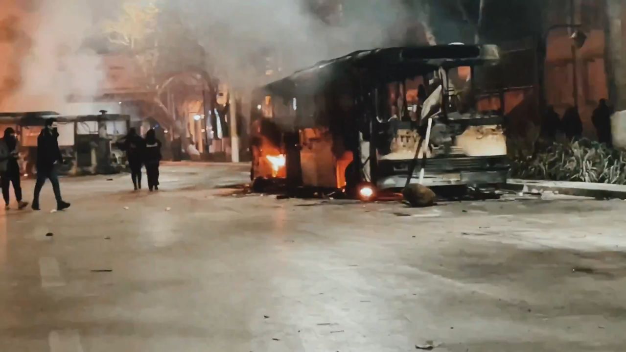   イランのテヘランで反政府デモ中に全焼したバス ［X キャプチャー］