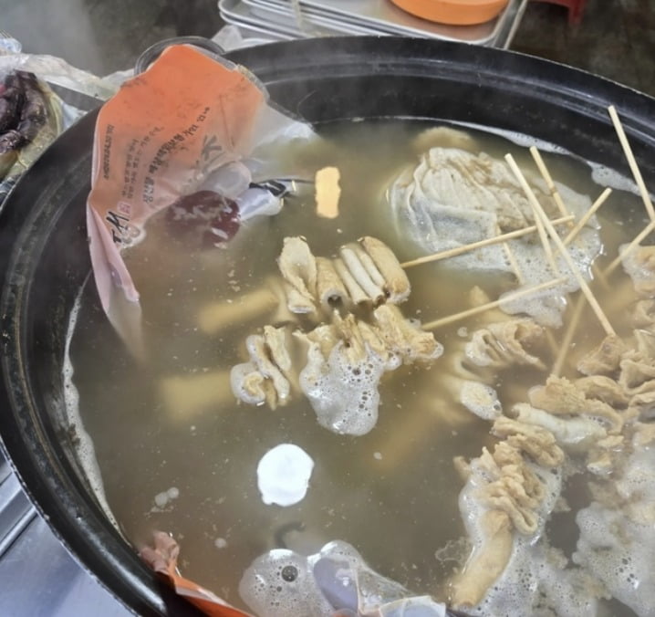 包装されたスンデがおでん鍋に入っている様子。［スレッズ キャプチャー］