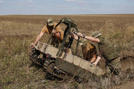 昨年9月、ウクライナのザポロジエ地域でウクライナ軍がランドドローン（UGV）を移している。 ［AP＝聯合ニュース］