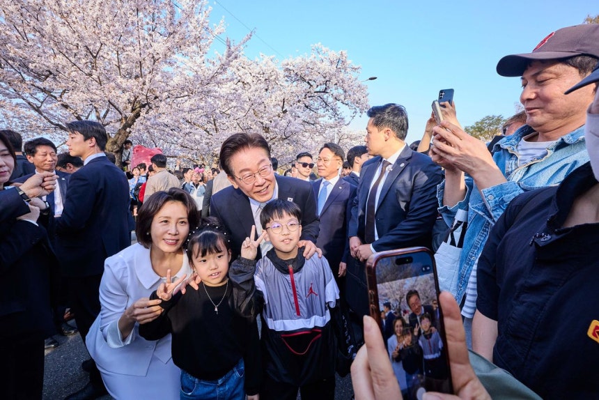 5日午後、韓国の李在明（イ・ジェミョン）大統領と金恵景（キム・ヘギョン）夫人がソウル汝矣島輪中路（ヨイド・ユンジュンロ）を訪れ、市民と記念写真を撮っている。［写真 青瓦台］