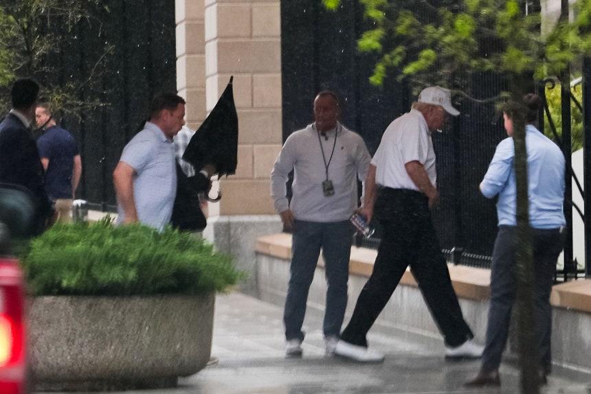 トランプ米大統領（白い帽子着用）が5日（現地時間）、ゴルフを終えてホワイトハウスに戻っている。 ［AP＝聯合ニュース］