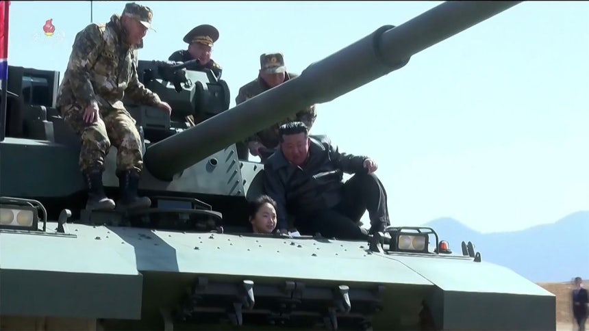 先月20日、北朝鮮の金正恩（キム・ジョンウン）国務委員長の娘ジュエ氏が平壌（ピョンヤン）第60訓練基地で行われた歩兵・タンク（戦車）協同攻撃戦術演習で、新型戦車を直接操縦する姿を朝鮮中央テレビが放映した。聯合ニュース