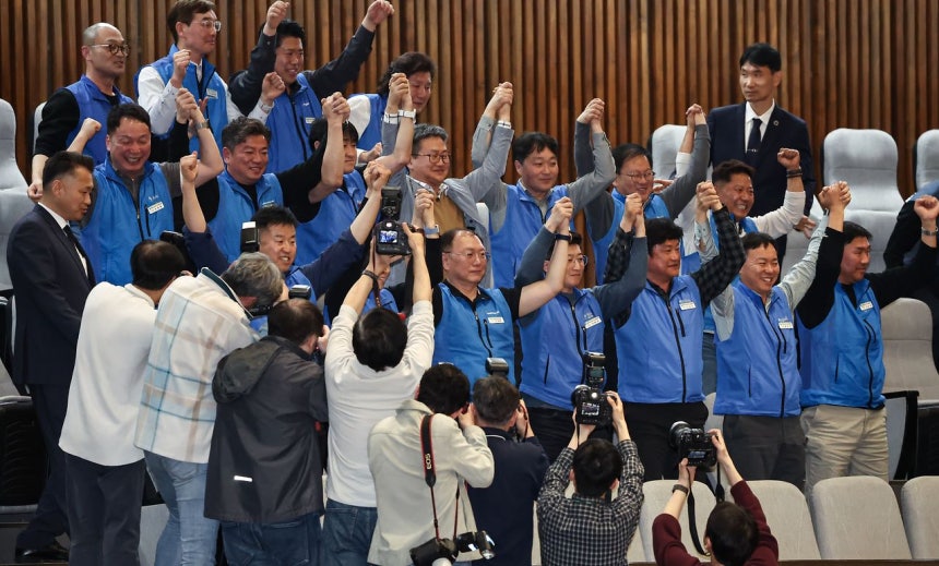 先月31日、ソウル汝矣島（ヨイド）の国会で開かれた第433回国会（臨時会）第3次本会議で、公休日に関する法律一部改正法律案（代案）が通過し、大韓民国公務員労働組合総連盟の組合員が喜んでいる。 ［ニュース1］