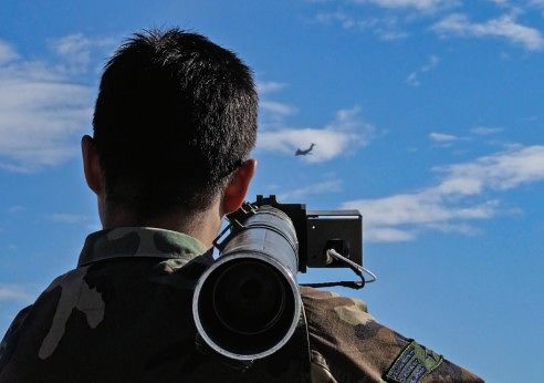  米国防行政分野のシンクタンクであるランド研究所の2019年の報告書「民間航空機を狙った携帯式防空ミサイル（MANPADS）の獲得と使用」に現れた携帯型対空ミサイル写真。［ランド研究所報告書 キャプチャー］