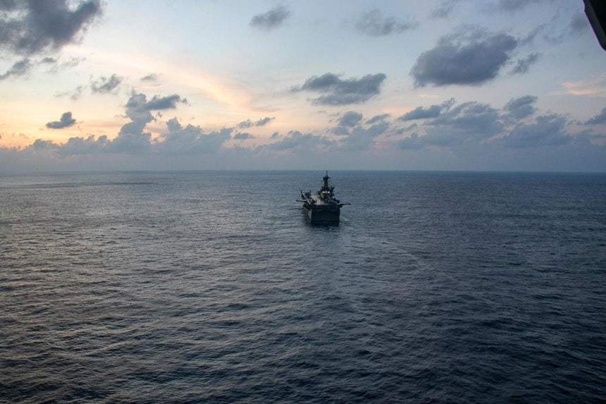 先月29日、インド洋で航海中の「トリポリ」（LHA 6）。この強襲揚陸艦は米海兵遠征部隊（MEU）を支援する水陸両用即応群（ARG）の旗艦だ。米中央軍司令部は「トリポリ」が先月27日に中央軍の責任区域（AOR）に進入したと明らかにした。 ［写真 米中央軍司令部］