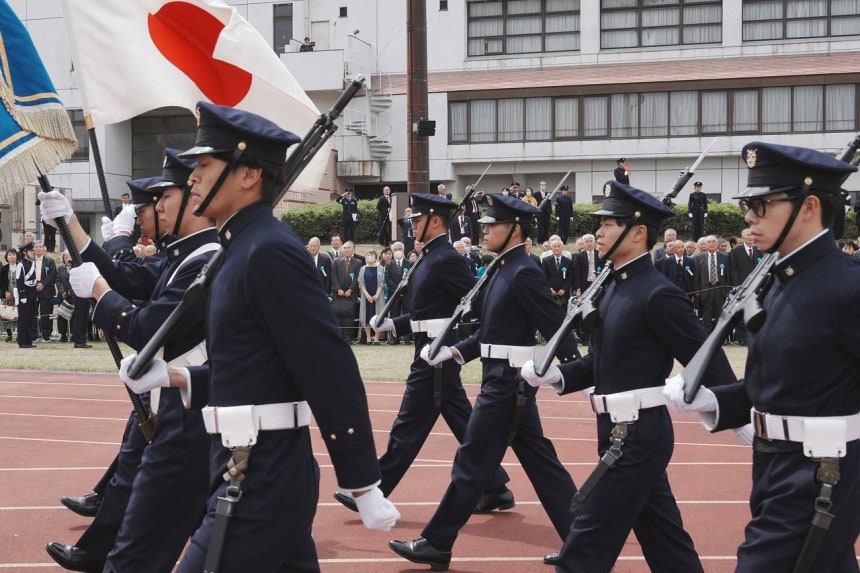 5日、神奈川県横須賀で開催されたパレードで行進する防衛大の学生 ［AFP＝聯合ニュース］