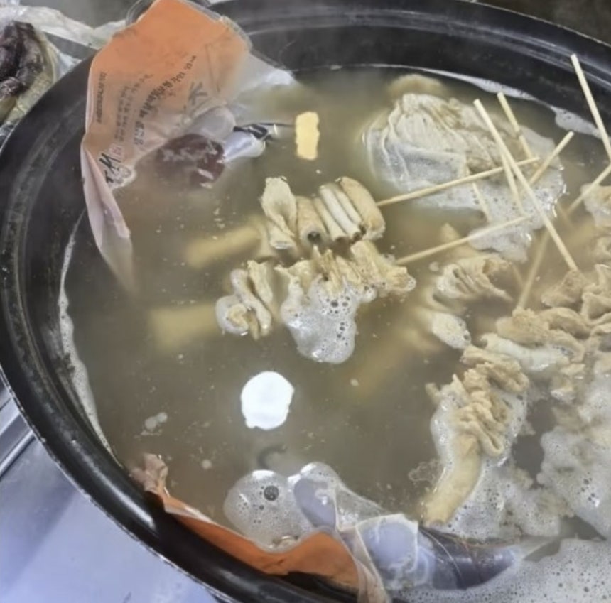 今月4日、SNSに投稿された写真。おでん鍋にビニール包装のままのスンデが入っている。［写真　ボベドリーム］