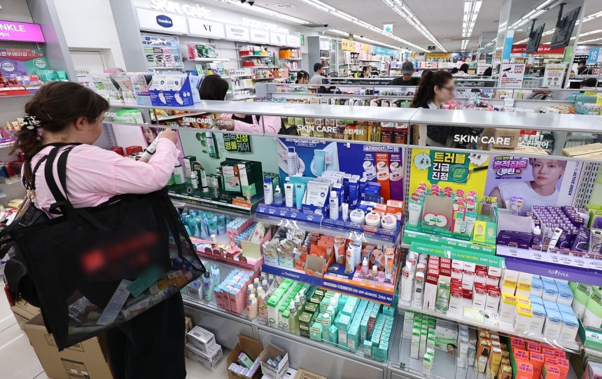 ソウルのある生活用品店の化粧品陳列台。［写真 ニュース1］