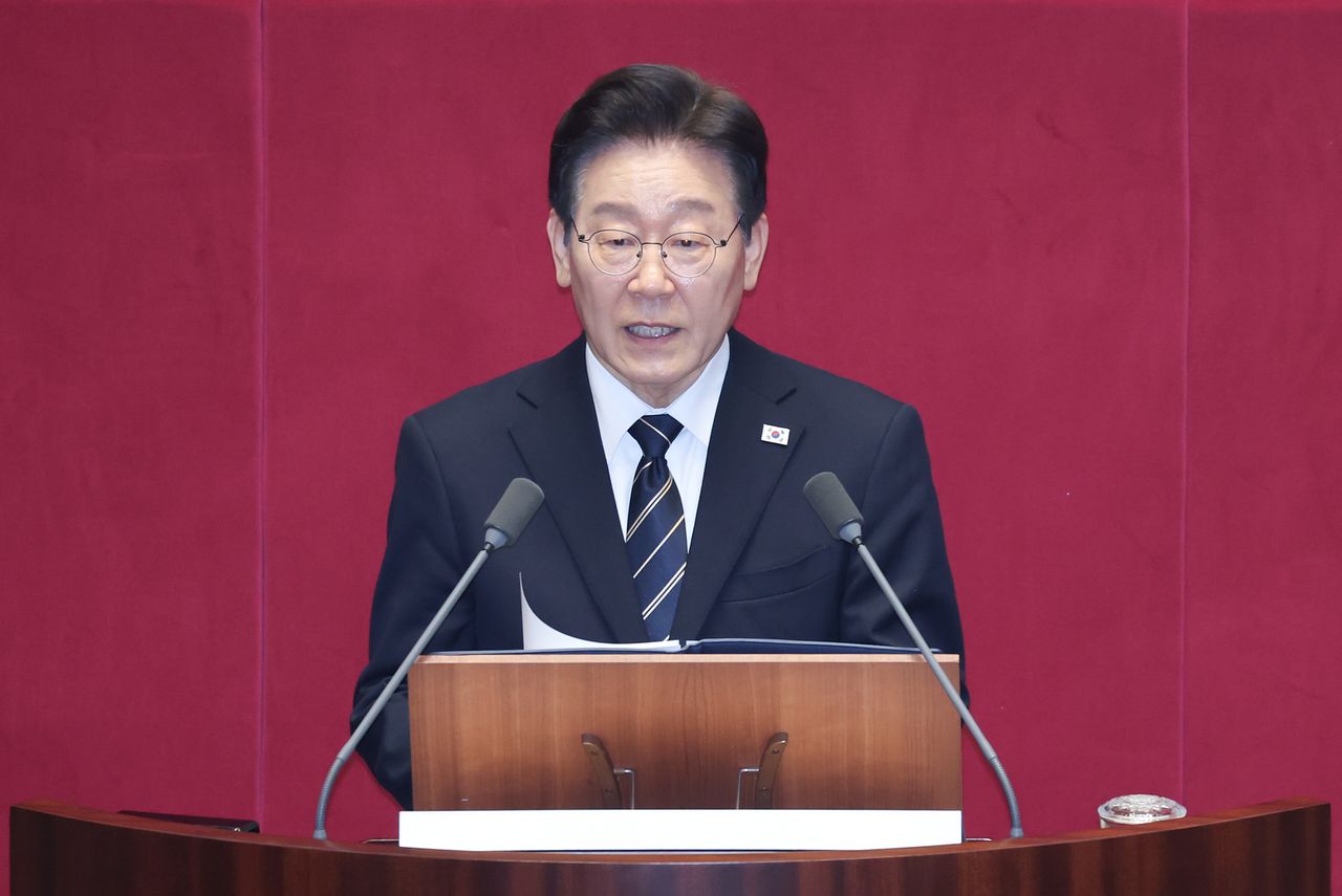 李在明大統領が2日に国会本会議場で2026年度第1次追加補正予算案施政演説をしている。［写真 聯合ニュース］